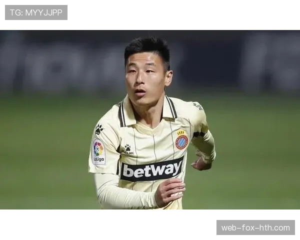 武磊这顿家常饭吃得我怀疑他是不是刚踢完西甲回来…… 武磊这顿家常饭吃得我怀疑他是不是刚踢完西甲回来……